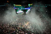 El Larry O'Brien pasa de mano en mano entre los campeones Celtics y la champaña corre