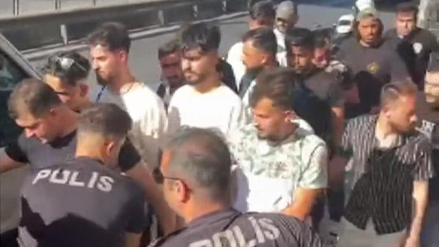 Metrobüs durağında 25 kaçak göçmen yakalandı