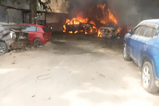Video: चिनहट के कार गैराज में लगी भीषण आग, कई धमाके और 20 लग्जरी कारें जलकर खाक