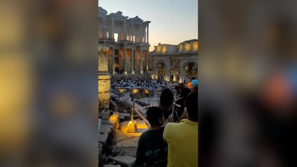 Efes'te özel davet nedeniyle insanlar kütüphaneye alınmadı