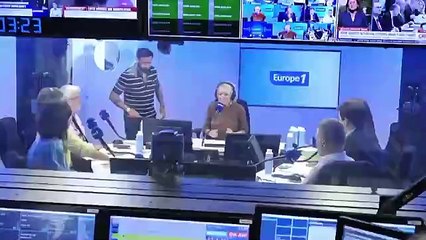 Ecoutez Sophie Davant qui a passé les commandes du 16/18h à Cyril Hanouna sur Europe 1, bien loin des rumeurs de conflit véhiculées par certains : "Je vous embrasse, ça me portera bonheur" - VIDEO