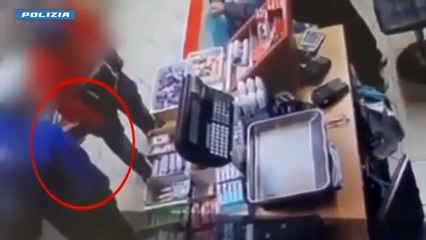 Milano, il rapinatore fa acquisti col portafogli appena rubato