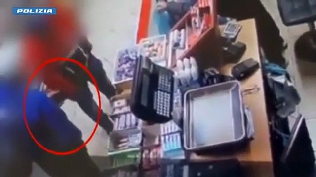 Milano, il rapinatore fa acquisti col portafogli appena rubato