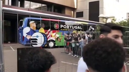 Un periodista portugués pierde la cabeza y se lía a golpes con un joven aficionado en la Eurocopa