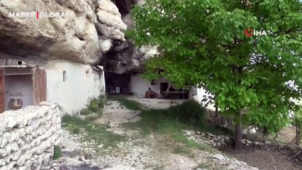 Malatya'da bin 700 metre yükseklikteki mağara evlerini görenler şaşırıyor