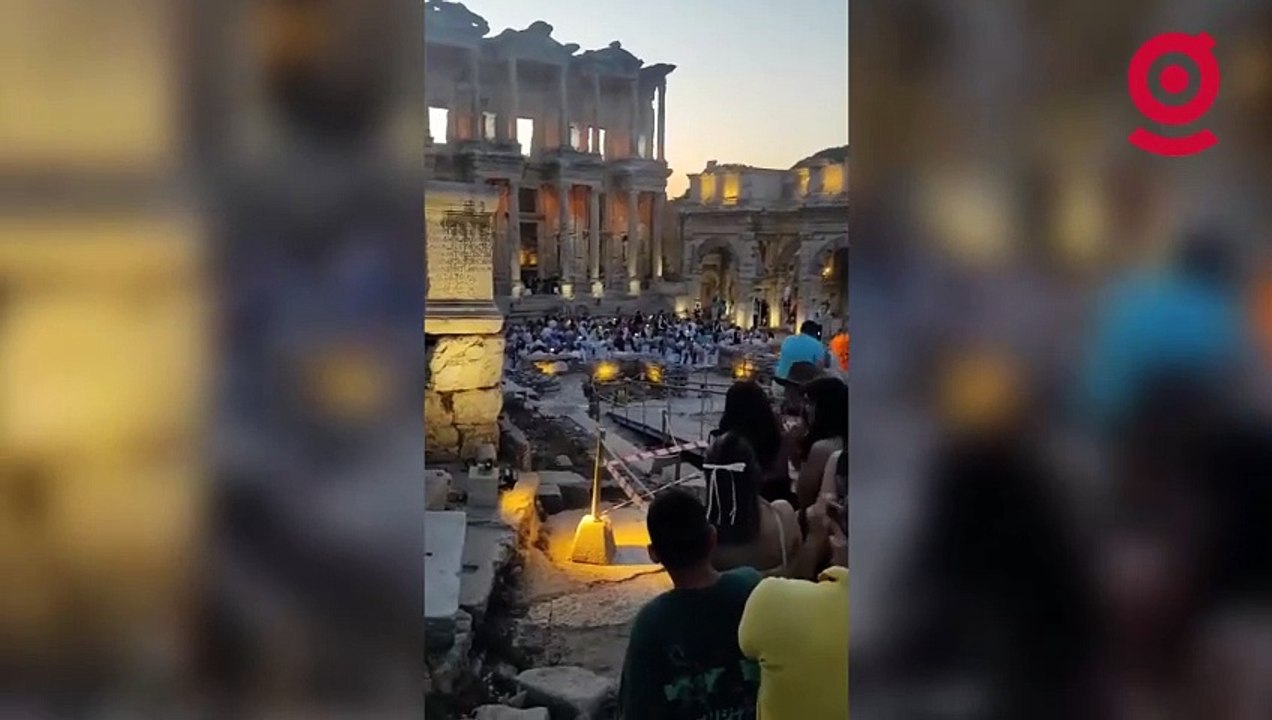 Efes Antik Kenti’ndeki Celsus Kütüphanesi, Windstar Cruises şirketinin yemekli organizasyonu nedeniyle ziyarete kapatıldı