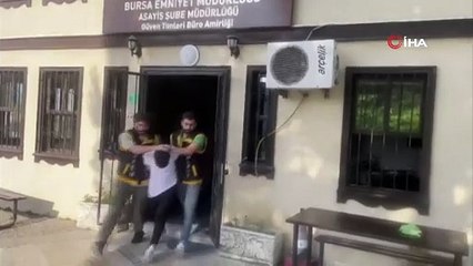 25 yıl hapis cezasıyla aranan suç makinesi, Cumhuriyet Caddesi’nde güzellik merkezi broşürü dağıtırken yakalandı