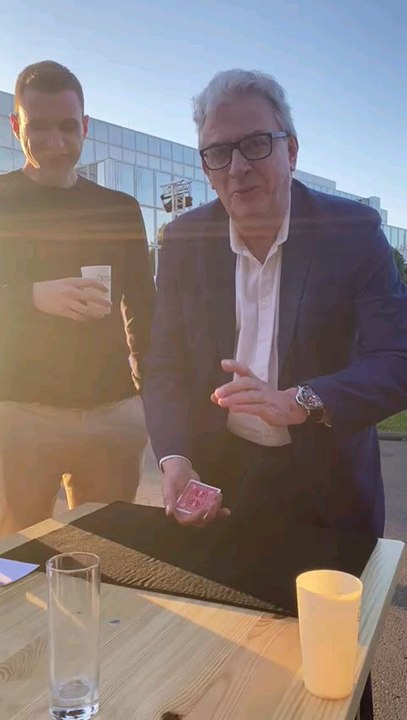 Animation magie close up soirée d'entreprise événementielle au LUXEMBOURG magicien de Paris Francky Le tricheur