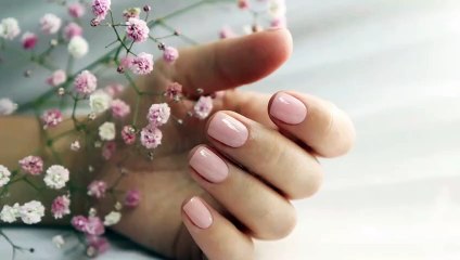 Come rimuovere lo smalto semipermanente, a casa. Senza rovinare le unghie