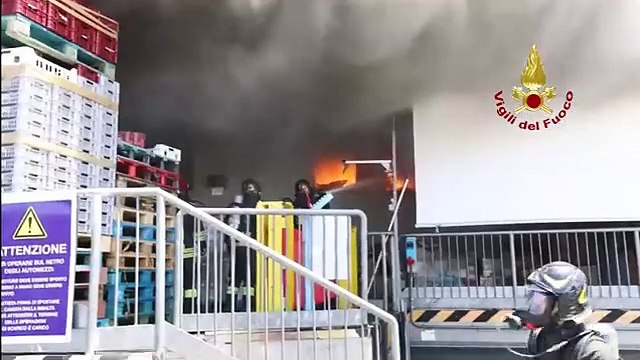 Incendio all'Esselunga di Sesto Fiorentino: l'intervento dei vigili del fuoco