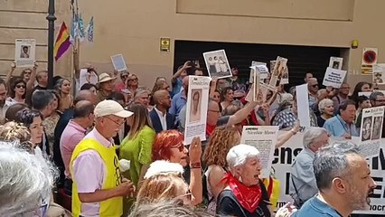 Unas 200 personas claman contra la derogación de la Ley de memoria democrática balear: "¡Fascistas, fuera del Parlament!"