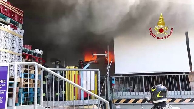Fumo e fiamme nel centro commerciale, il video dei vigili del fuoco