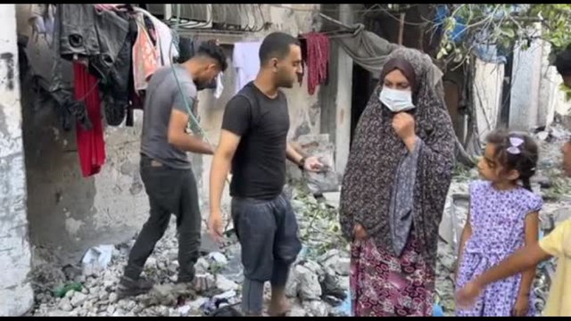 Raid israeliani sul campo profughi a Nuseirat, almeno 17 morti