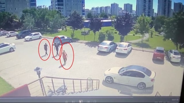 Ailesiyle birlikte alacaklısının kapısına dayandı