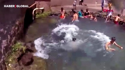 Diyarbakır'da tehlikeye rağmen çocuklar süs havuzunda serinledi