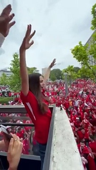 Yağmur Tanrısevsin, Dortmund'da maç öncesi taraftara üçlü çektirdi