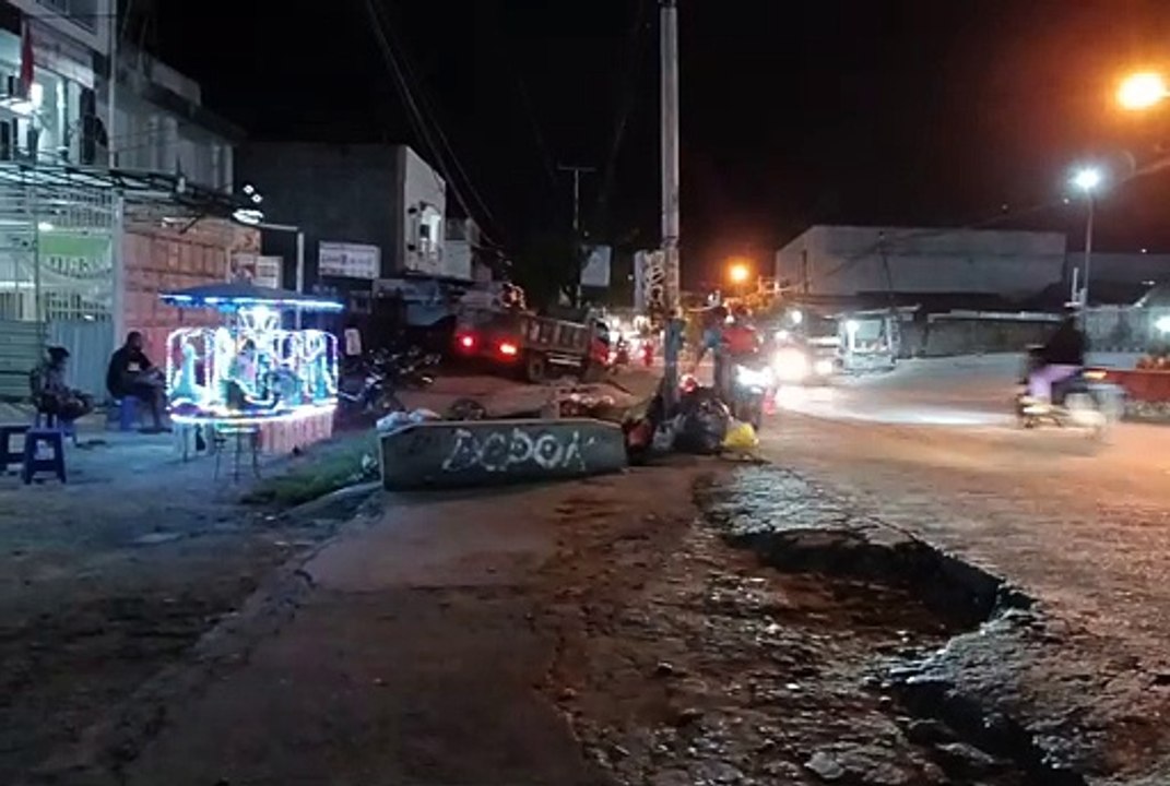 Masyarakat Membuang Sampah di Luar Bak Penampung di Awiyo