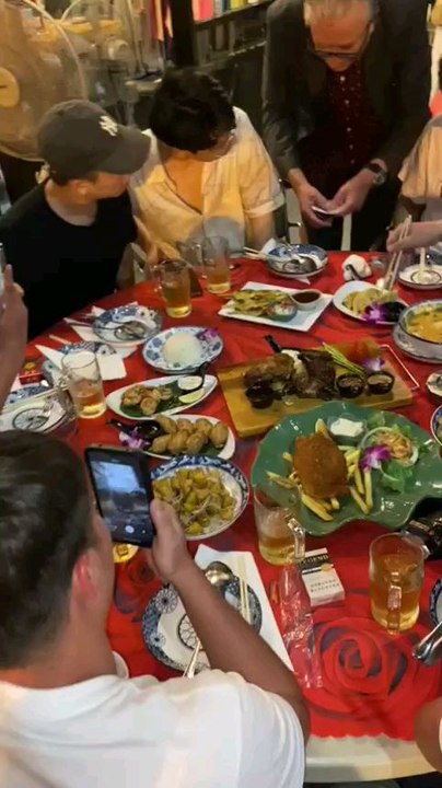 #magicien close up pendant le repas tours de magie de table en table joueurs de poker chinois