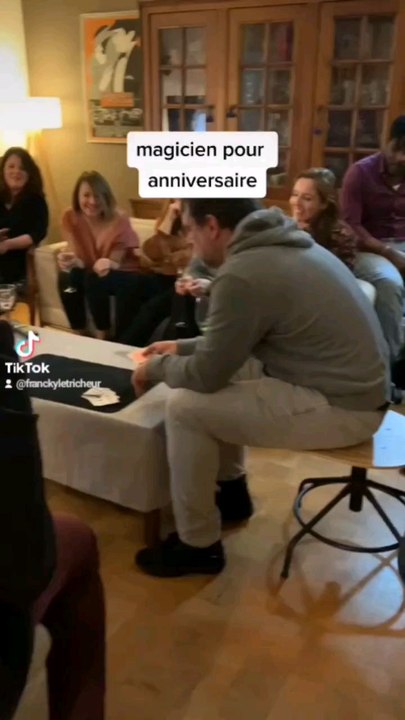 Magicien pour particuliers , magie close up à domicile, animation fête privée, fête entre amis, à la maison