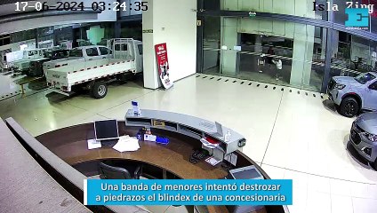 Una banda de menores intentó destrozar a piedrazos el blindex de una concesionaria