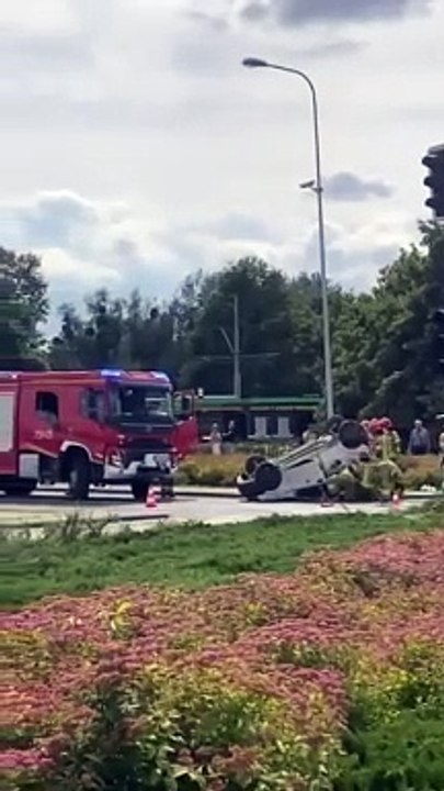 Dachowanie na rondzie Starołęka w Poznaniu