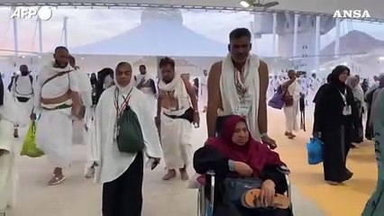 I fedeli musulmani celebrano l'Eid al-Adha con la lapidazione del diavolo