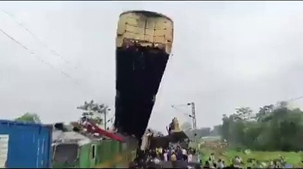Brutal accidente de tren: El choque dejó 15 personas muertas y 60 heridos