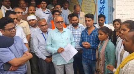 प्राचार्य के विरूद्ध लामबंद हुई आदिवासी छात्राएं