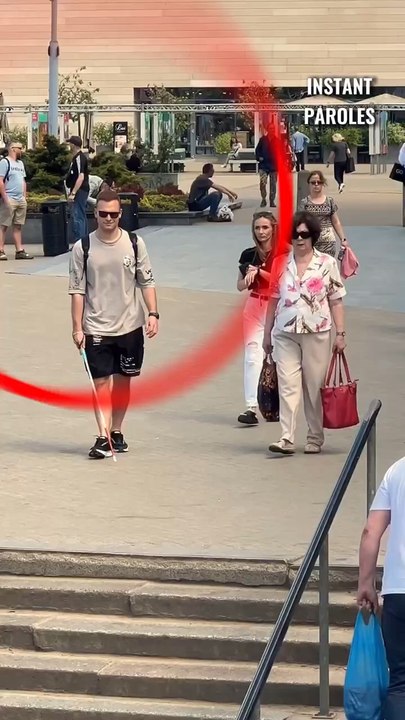 Cet homme aveugle reste bloqué devant les escaliers jusqu’à recevoir le soutien précieux d’une maman