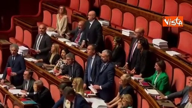 Premierato, s? del Senato, l?opposizione sventola la costituzione per protesta