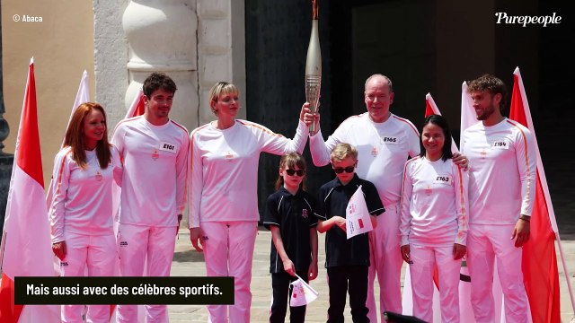 Charlene et Albert de Monaco à l'unisson pour tenir la flamme olympique sur le Rocher, leurs enfants Jacques et Gabriella présents