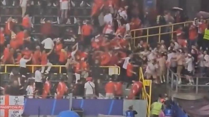 Video Video, Turchia-Georgia: scontri tra tifosi sugli spalti prima della partita