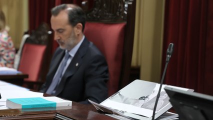 El presidente del Parlamento balear rompe la foto de una víctima de Franco y expulsa a dos diputadas socialistas