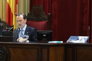 El presidente del Parlament, Gabriel Le Senne, rompe una foto de Aurora Picornell en el pleno en el que se debatía la derogación de la ley de memoria democrática