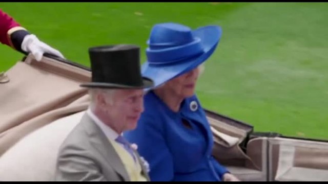 Re Carlo III arriva in carrozza all'ippodromo di Ascot