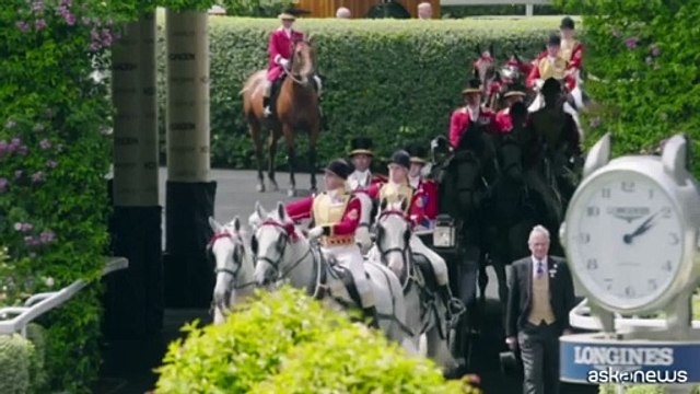 Re Carlo III arriva in carrozza all'ippodromo di Ascot