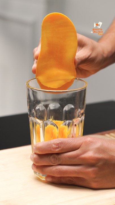 Cómo pelar un mango con un vaso