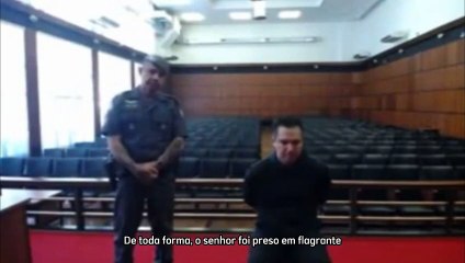 Homem acusado de matar idoso com 'voadora' é filmado em audiência de custódia