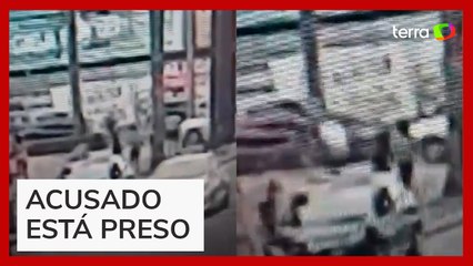Câmera registra momento em que homem acusado de matar idoso dá 'voadora' na vítima