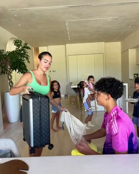 جورجينا رودريغيز تحتفل بعيد ميلاد كريستيانو جونيور (فيديو)