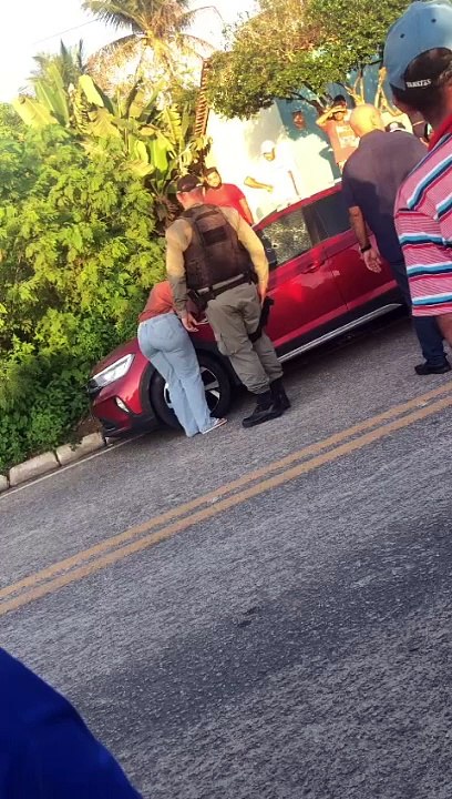 Blogueiro é assassinado a tiros, dentro de carro, no agreste alagoano