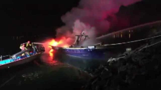 충남 태안 해상 정박 중인 선박 불...1척 반파 / YTN