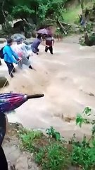 Pobladores de Piraera arriesgan su vida al cruzar río con corriente