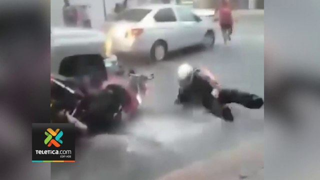 tn7-Alcantarillas sin tapas y huecos se convierten en gran peligro para motociclistas -180624