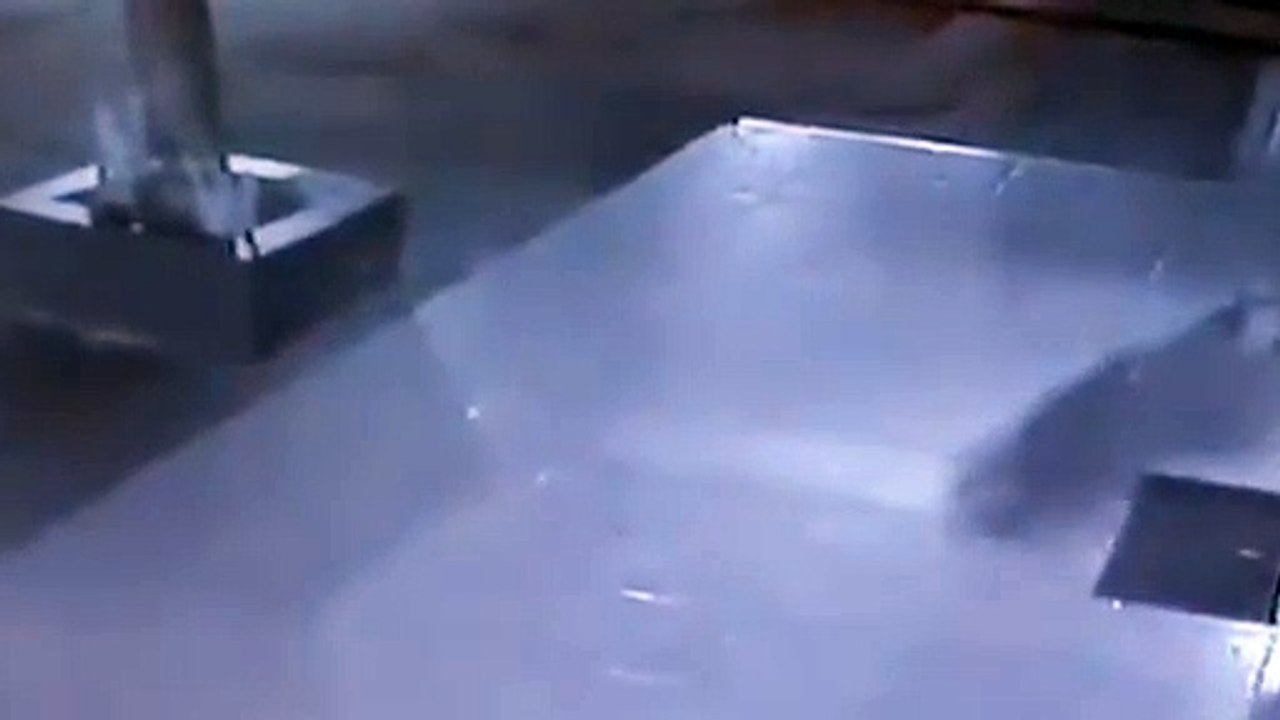 Vídeo mostra ladrão furtando motocicleta em frente a lanchonete em Moreira Sales 