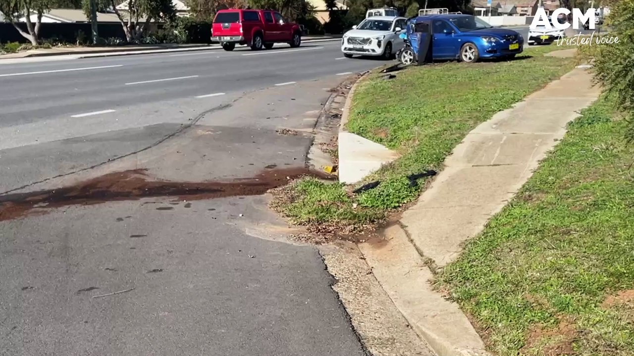 Car crashes into sidewalk in Wagga suburb