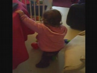 Chloee essaye de marcher