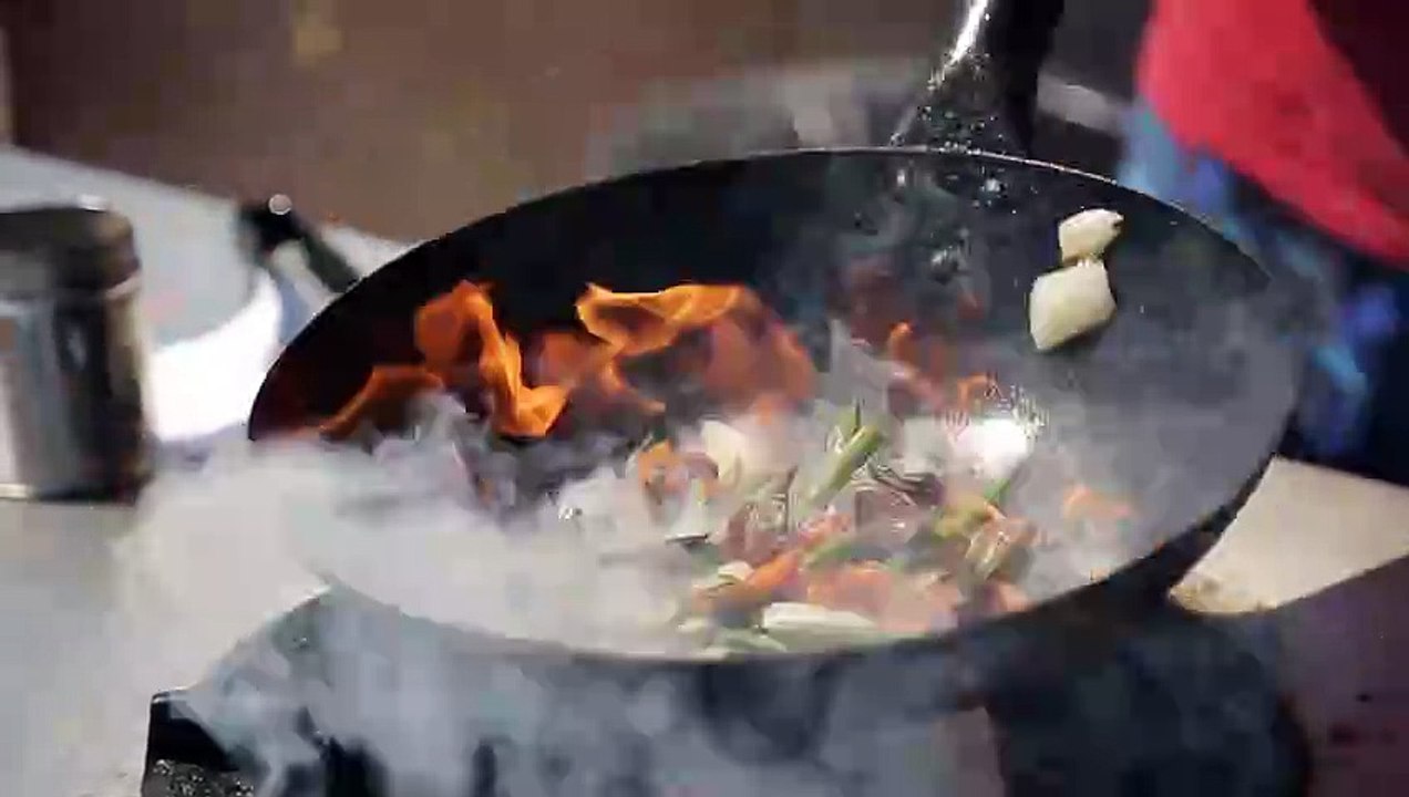 vecteezy_chef-cooking-with-fire-in-frying-pan-on-a-street-food-festival_5273758