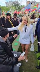 GALA VIDÉO - les célébrités au défilé Louis Vuitton