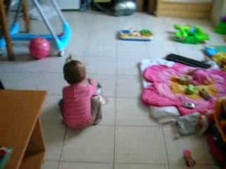 Cloé promene son chien